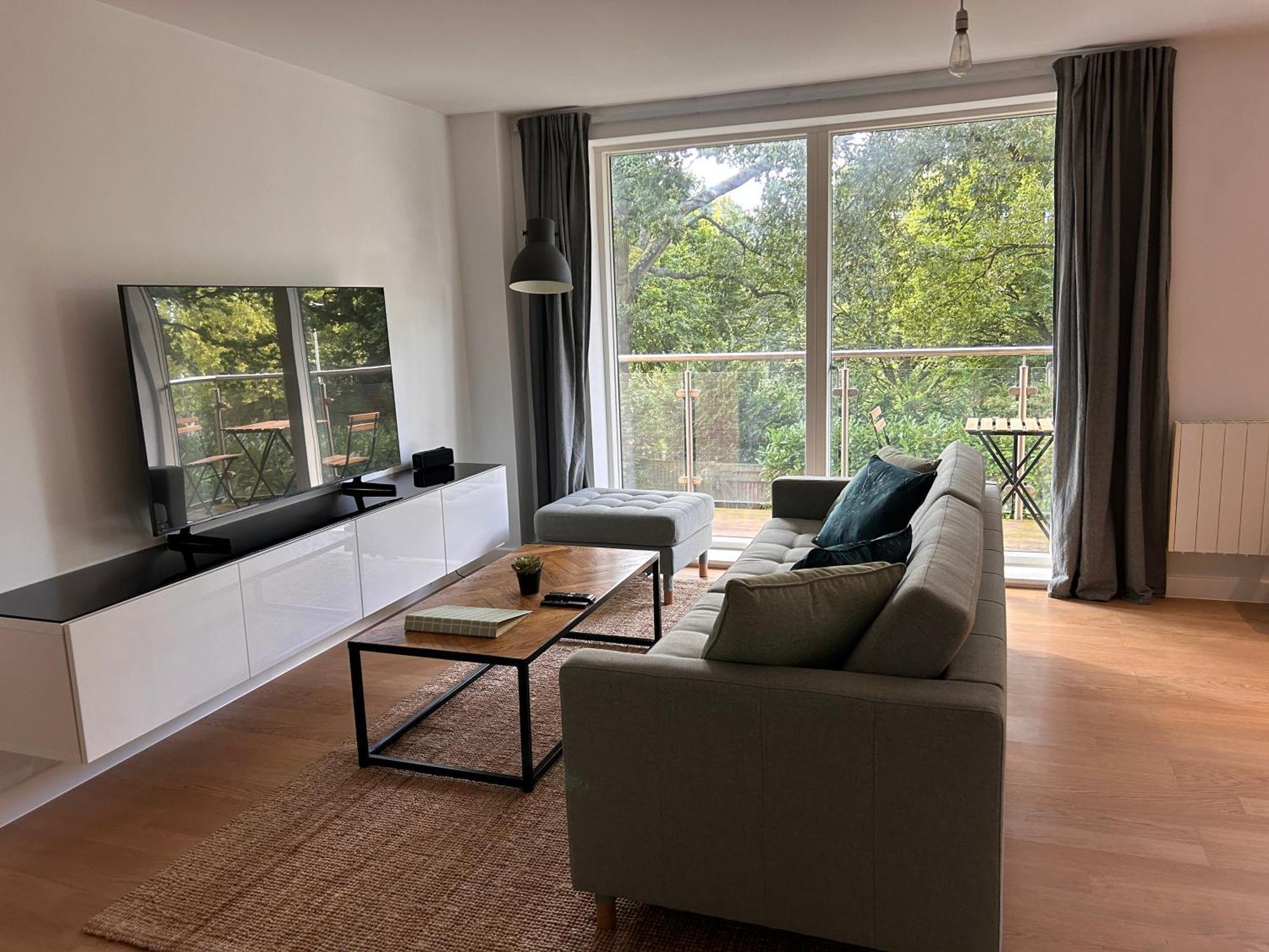 Cloud Serviced - Lovely One Bed With Sofa Bed - * Bracknell